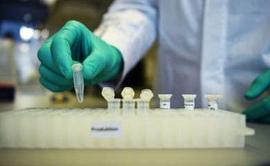 Funcionário da CureVac demonstra fluxo de pesquisa para vacina contra coronavírus em Tuebingen, na Alemanha