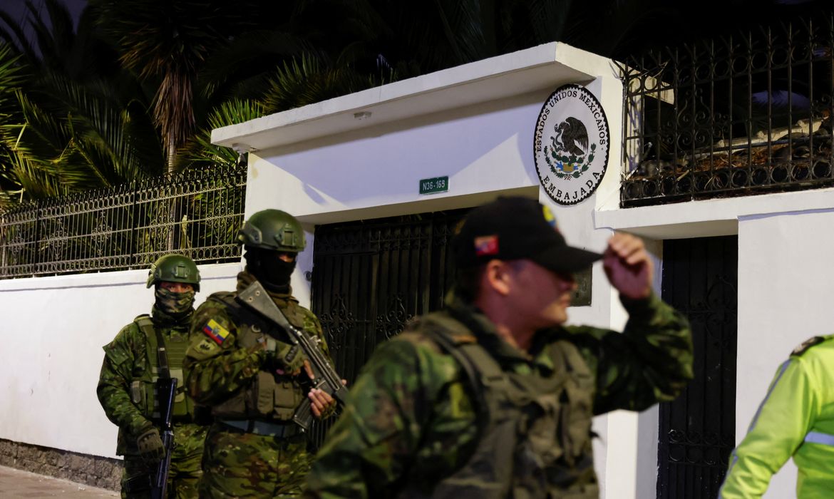Military officials walk outside the Mexican embassy from where they forcibly removed the former Ecuador Vice President Jorge Glas in Quito, Ecuador April 5, 2024. REUTERS/Karen Toro