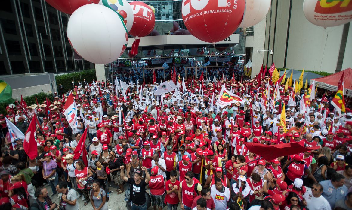 Manifestantes se concentram para ato em frente ao prédio da Petrobras, na avenida Paulista, para reivindicar direitos dos trabalhadores, defesa da Petrobras, Democracia e reforma política(Marcelo Camargo/Agência Brasil)