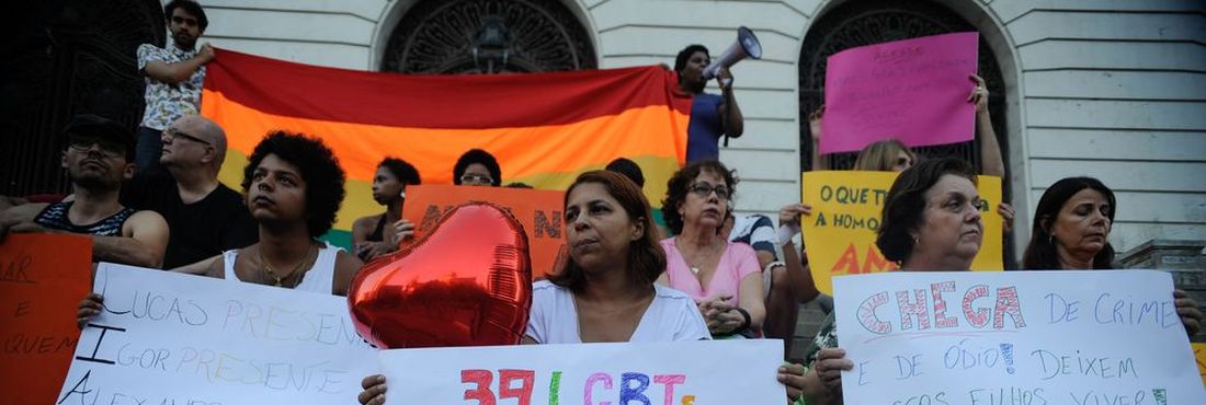 O grupo Mães pela Igualdade reúne, na Cinelândia, no Rio de Janeiro, amigos e parentes em ato contra homofobia