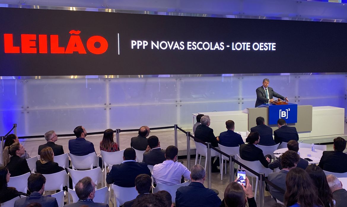 São Paulo (SP), 29/10/2023 - Governador de São Paulo Tarcísio de Freitas participa do Leilão da Parceria Público-Privada (PPP) de Novas Escolas – Lote Oeste, na sede da B3 – a bolsa de valores do Brasil.
 São 33 novas escolas estaduais, em parceira PPPs, edital prevê privatização de serviços não-pedagógicos de 33 novas escolas de ensino de nível médio e fundamental II. Foto: Paulo Pinto/Agencia Brasil