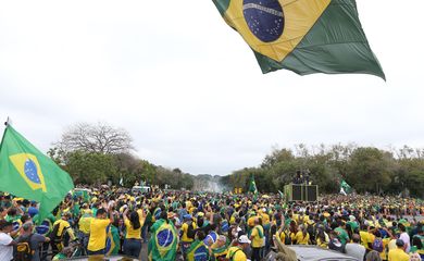 Manifestantes se reúnem em frente ao QG do Exército em Brasília