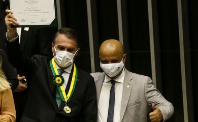 O presidente Jair Bolsonaro é homenageado com a Medalha Mérito Legislativo, durante sessão solene na Câmara dos Deputados