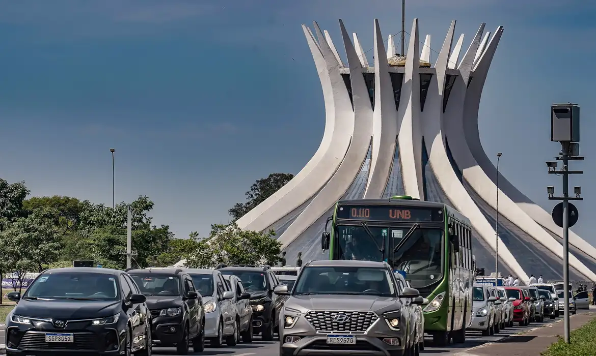 Brasília (DF), 11/10/2023, Movimento de automóveis nas ruas de Brasília.  Foto: Rafa Neddermeyer/Agência Brasil