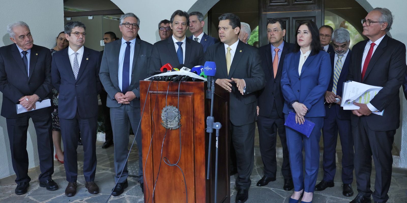 Ao lado de ministros, Alcolumbre promete colaboração com o governo