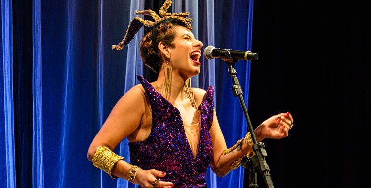 Mayra Clara canta a “MVB – Música Vingativa Brasileira" no Cena Musical