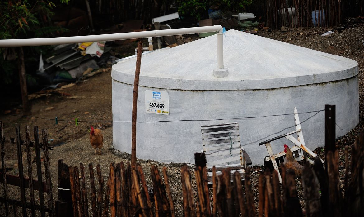 Quixadá - Cisterna para captação e armazenamento de água da chuva em uma casa ao lado do Açude do Cedro, que começou a ser construído no Império e hoje não abastece mais a cidade (Fernando Frazão/Agência Brasil)