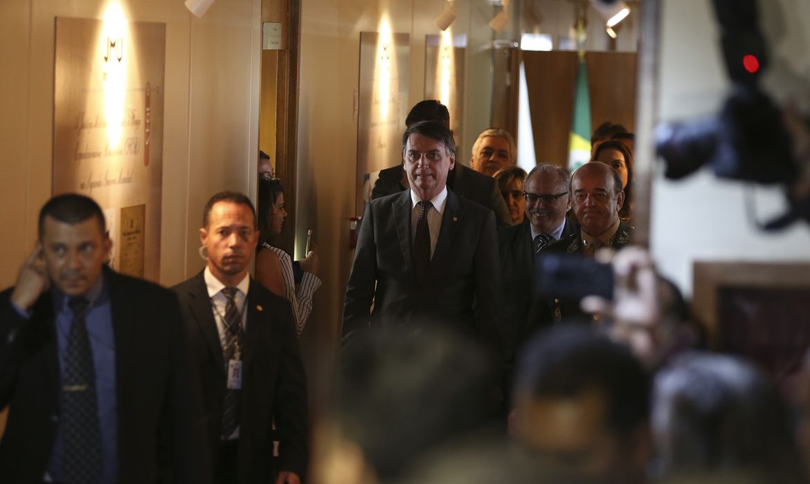 O presidente eleito Jair Bolsonaro fala à imprensa após encontro com o presidente do Superior Tribunal Militar (STM), José Coelho Ferreira, no STM, em Brasília.