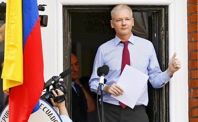 Foto de arquivo divulgada em 2012, do fundador do Wikileaks Julian Assange na varanda da Embaixada do Ecuador em Londres