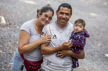 Especial 63 anos de Brasília, os candangos da cidade. O casal Wender Soares e Thaynara Alves e sua filha, Ana Júlia posam para foto em sua barraca de vender comida no setor comercial.