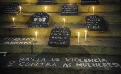 Rio de Janeiro - Protesto no Dia Internacional de Combate à Violência contra a Mulher, pelo fim da violência contra as mulheres e contra o PL 5069/13, em frente à Câmara de Vereadores (Fernando Frazão/Agência Brasil)