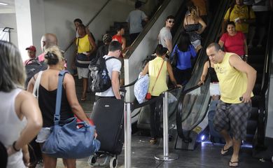 Fluxo de passageiros é intenso na Rodoviária Novo Rio na volta para casa após o feriado da virada do Ano Novo (Fernando Frazão/Agência Brasil)