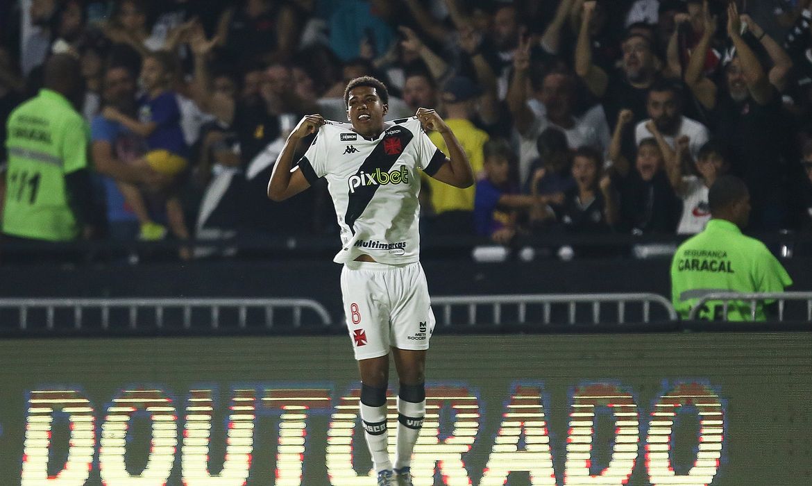 Andrey Santos comemora seu gol na partida entre Vasco x CRB