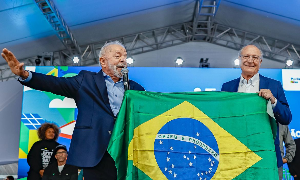 Osasco (SP), 25/07/2025 - Presidente da República, Luiz Inácio Lula da Silva, tendo ao lado o vice-presidente, Geraldo Alckmin, durante cerimônia de anúncio dos projetos habilitados pelo Novo PAC Seleções 2025 - Urbanização de Favelas, no âmbito do Programa Periferia Viva. Foto: Ricardo Stuckert/PR