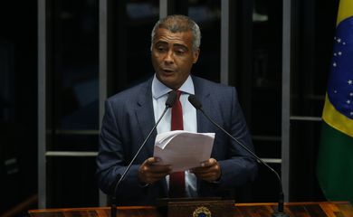 Brasília - Senador Romário durante sessão do impeachment no Senado, conduzida pelo presidente do STF, Ricardo Lewandowski (Fabio Rodrigues Pozzebom/Agência Brasil)