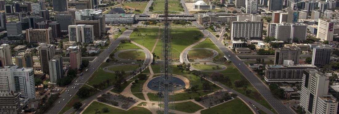 Brasília (DF) Vista aérea de Brasília. Ao centro, a Torre de TV.