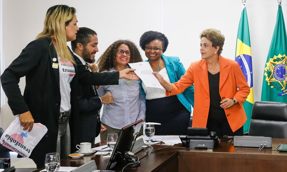 Brasília - Presidenta Dilma Rousseff recebe o deputado Jean Wyllys (PSOL-RJ) e assina decreto que institui e reconhece a identidade de gêneros de travestis e transexuais na administração pública direta e indireta (Roberto Stuckert Filho/PR)