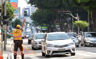 São Paulo (SP), 20/03/2024 - Funcionários da Companhia de Engenharia de Tráfego (CET) monitoram o trânsito na rua da Consolação durante o apagão de energia de Enel que desligou os semáforos. Foto: Rovena Rosa/Agência Brasil