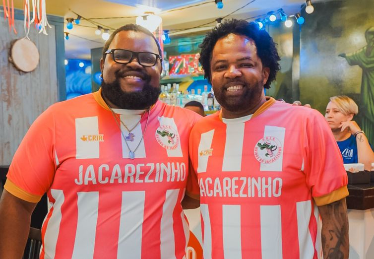 12/02/2026 -  Série Ouro celebra Leci Brandão, Xande de Pilares e Conceição Evaristo. Na foto João Silveira e Xande de Pilares. Foto: Unidos do Jacarezinho/Divulgação