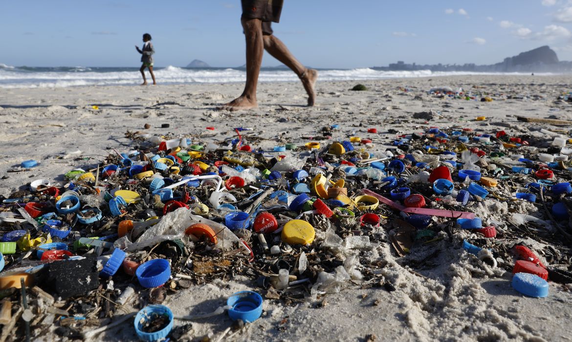 Rio de Janeiro (RJ), 30/07/2025 – Ressaca no mar acumula lixo plástico na praia do Leme, após passagem de um ciclone extratropical. Foto: Fernando Frazão/Agência Brasil