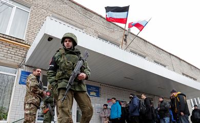 Militantes de la autoproclamada República Popular de Donetsk frente a un punto de movilización militar en la ciudad de Donetsk, controlada por los separatistas