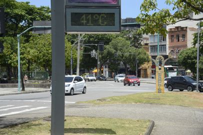Termômetros marcando 41°C em um dia de calor intenso no Rio de Janeiro