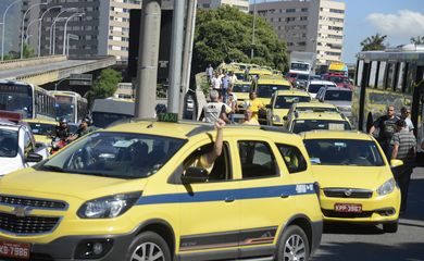 Taxistas protestam em frente à prefeitura, na Cidade Nova, região central do Rio.