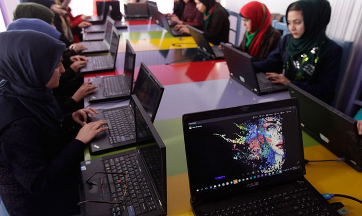 Mulheres aprendem a programar em um centro de tecnologia no Afeganistão