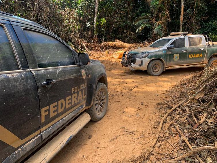 Sinop (MT) -  A Polícia Federal, em ação conjunta com o Ibama e o ICMBio, realizou operação de combate à extração ouro e desmatamento ilegais no Parque Nacional do Juruena (PNJu), em Nova Bandeirantes, região norte do estado de Mato Grosso. A Operação Ibi-Çoroc foi deflagrada no dia 1/8 e teve os trabalhos estendidos até no  final da tarde  desta quinta-feira, dia 3/4.<br /> Foto: Policia Federal/Divulgação