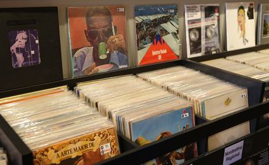Brasília (DF), 29/03/2023 - Aumento das vendas de discos de vinil. João Marcondes é dono de loja especializada nesse ramo. Foto Valter Campanato/Agência Brasil.