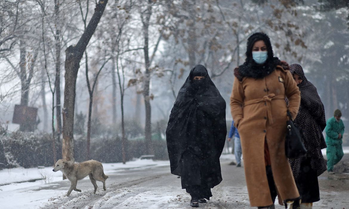 Mulheres caminham em Cabul, capital do Afeganistão