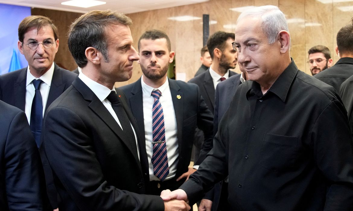 Israeli Prime Minister Benjamin Netanyahu and French President Emmanuel Macron shake hands following a joint press conference, amid the Israeli-Hamas conflict, in Jerusalem, October 24, 2023.  Christophe Ena/Pool via REUTERS