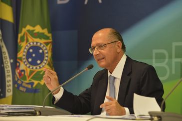 O governador de São Paulo, Geraldo Alckmin concede entrevista acompanhado dos ministros, Aloizio Mercadante e Izabela Teixeira, após reunião com a presidenta Dilma Rousseff (José Cruz/Agência Brasil)