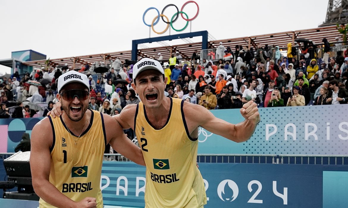 2024.07.27 - Jogos Olímpicos Paris 2024 -  Volei de praia masculino - A dupla brasileira André (2) e George (1) estreia com vitória contra o Marrocos por 2 sets a 0 - Foto: Alexandre Loureiro/COB