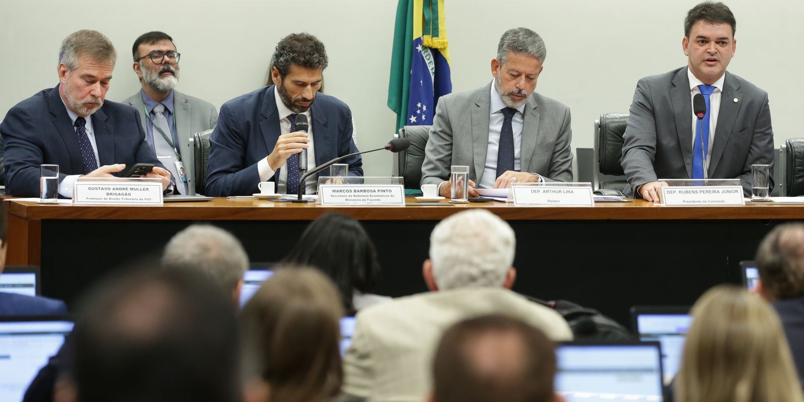 Correção de toda tabela do IR custaria mais de R$ 100 bilhões por ano Correção de toda tabela do IR custaria mais de R$ 100 bilhões por ano