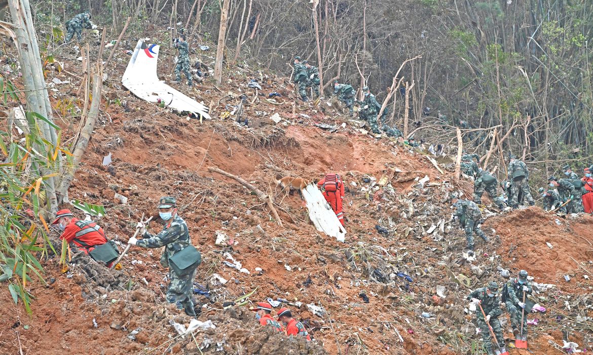 Equipes de resgate procuram por caixa-preta de Boeing da China Eastern Airlines que caiu em Wuzhou, na China
