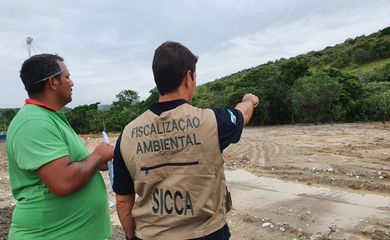 Fiscais do Inea fazem vistoria em empresas no polo de Queimados, na Bacia do Rio Guandu - Inea/Divulgação