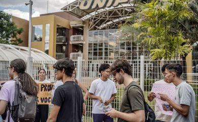 Brasília-DF, 12.11.2023, Candidatos chegam para fazer a segunda etapa da prova do Enem 2023, na UNIP em Brasília.  Foto: Rafa Neddermeyer/Agência Brasil