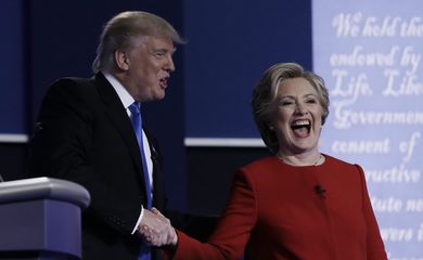 Os candidatos à presidência norte-americana o republicano Donald Trump e democrata Hillary Clinton, em debate televisivo