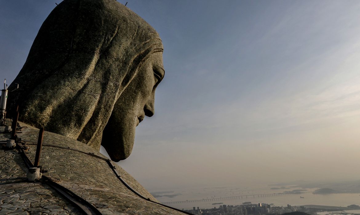 Estátua do Cristo Redentor, no morro do Corcovado. 