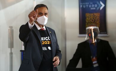 O presidente do TSE, Luís Roberto Barroso,visita o projeto Eleições do Futuro, em Valparaíso (GO).