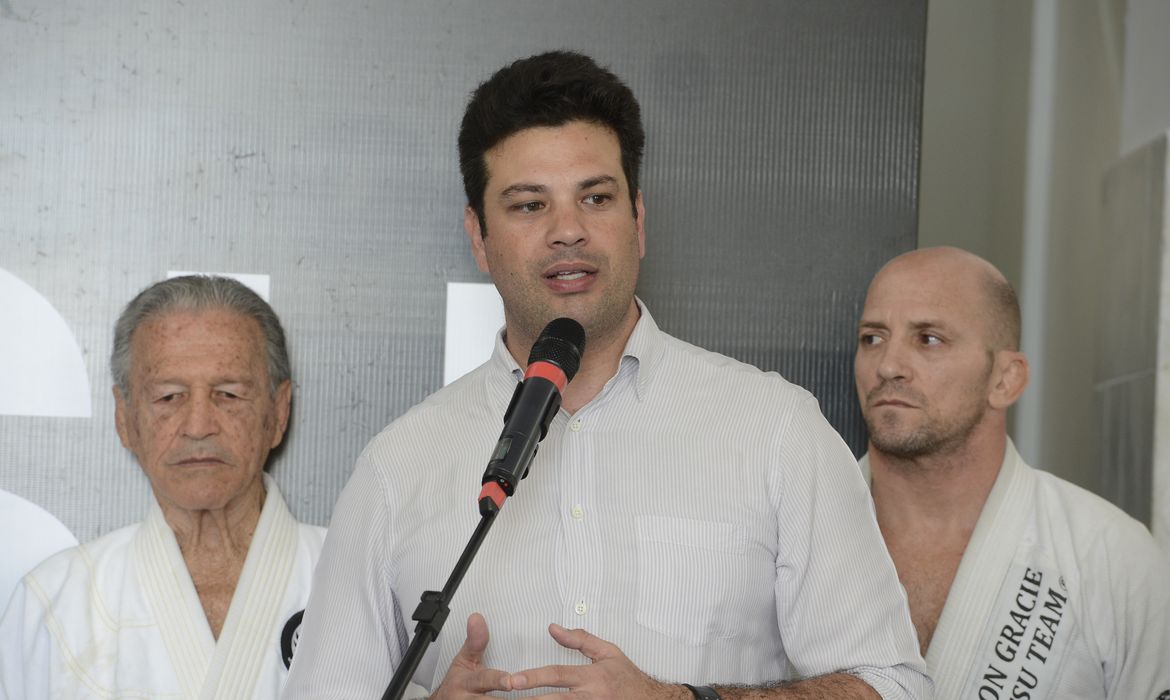 Rio de Janeiro - O ministro do Esporte, Leonardo Picciani, entrega homenagem ao professor Robson Gracie, um dos pioneiros do  jiu-jitsu no Brasil (Tomaz Silva/Agência Brasil)