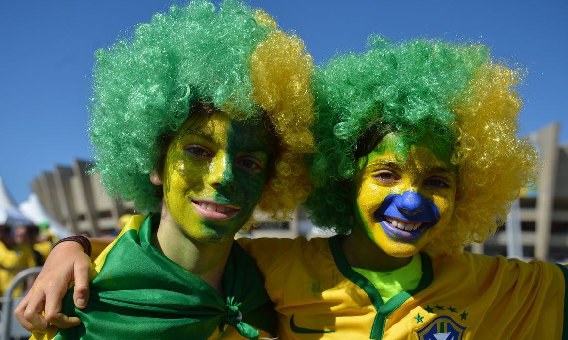 Antes mesmo da abertura dos portões, muitos torcedores já faziam a festa na frente do Estádio Mineirão, em Belo Horizonte. (Marcello Casal Jr/Agência Brasil)