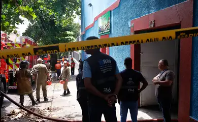 Rio de Janeiro (RJ), 12/02/2025 - Incêndio atinge a fábrica de roupas Maximus Confecções, no bairro de Ramos, na zona norte do Rio de Janeiro. A instalação produz fantasias para o carnaval carioca. Foto: Tânia Rêgo/Agência Brasil