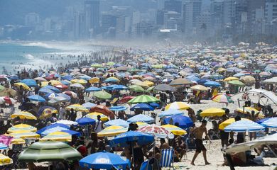  Cariocas e turistas lotam praias no primeiro fim de semana do verão