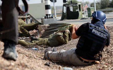 Membros da imprensa fotografam soldados israelenses enquanto sirenes soam perto da fronteira de Israel com Gaza
24/10/2023
REUTERS/Violeta Santos Moura