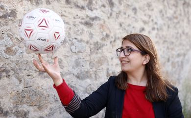 Fanoos Basir, de 25 anos, ex-jogadora da seleção feminina de futebol do Afeganistão, em centro de recepção de refugiados em Piriac-Sur-Mer, na França