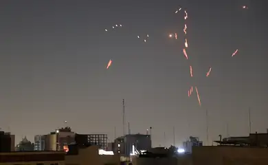 Army air defence firing is seen following the Israeli strike in Tehran, Iran, June 14, 2025. Majid Asgaripour/WANA (West Asia Reuters/News Agency/Proibida reprodução