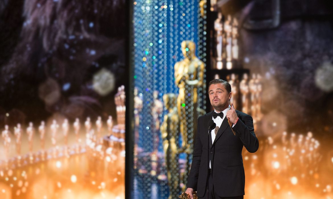 O ator Leonardo Di Caprio recebe o prêmio de melhor ator no Oscar 2016