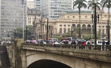 Após 28 dias sem chuva, chegada de frente fria muda tempo em São Paulo. Chuva no Viaduto do Chá, centro da capital.